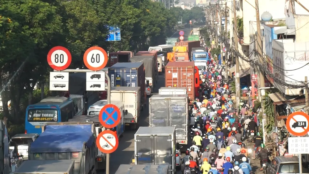 Va chạm liên hoàn 3 xe trên quốc lộ 1, giao thông ùn ứ kéo dài nhiều km ảnh 3