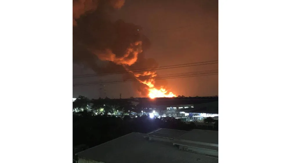 Hơn 300 chiến sĩ chữa cháy ở kho hàng trong Khu công nghiệp Tân Tạo ảnh 1