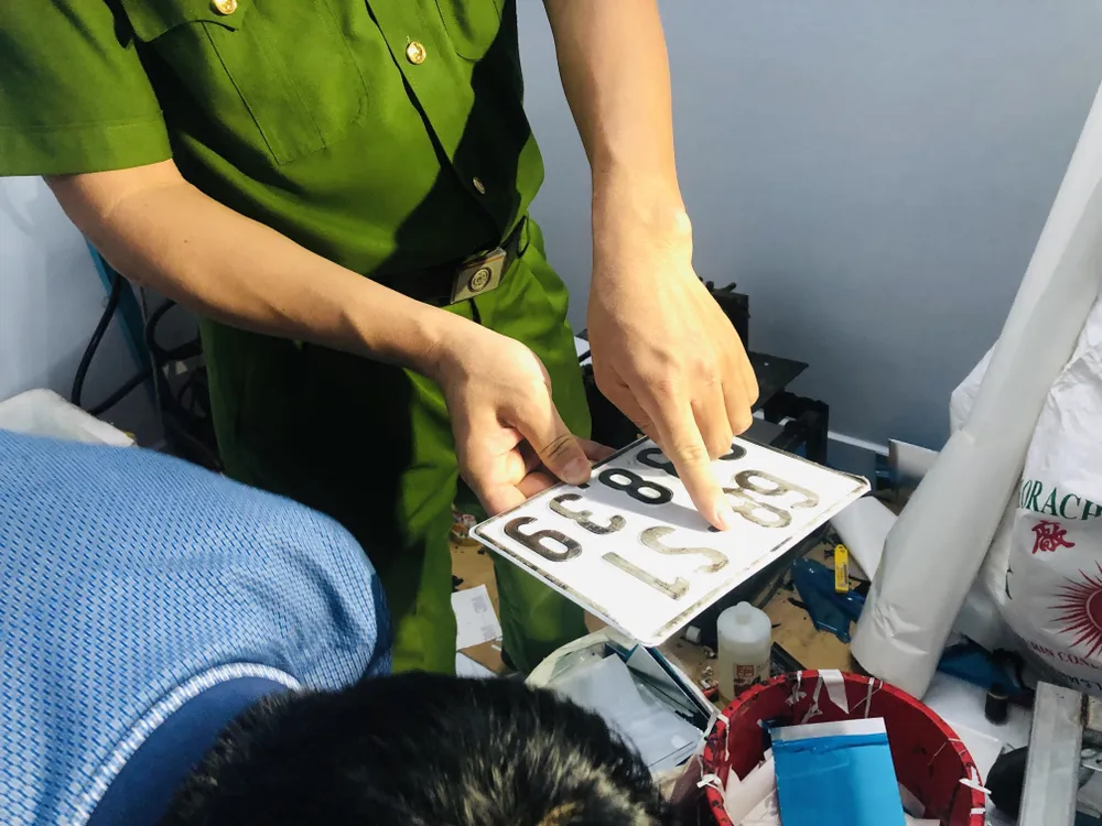 Điều chưa kể về đường dây mua bán, sản xuất giấy tờ giả quy mô lớn ở TPHCM và Đồng Nai ảnh 3