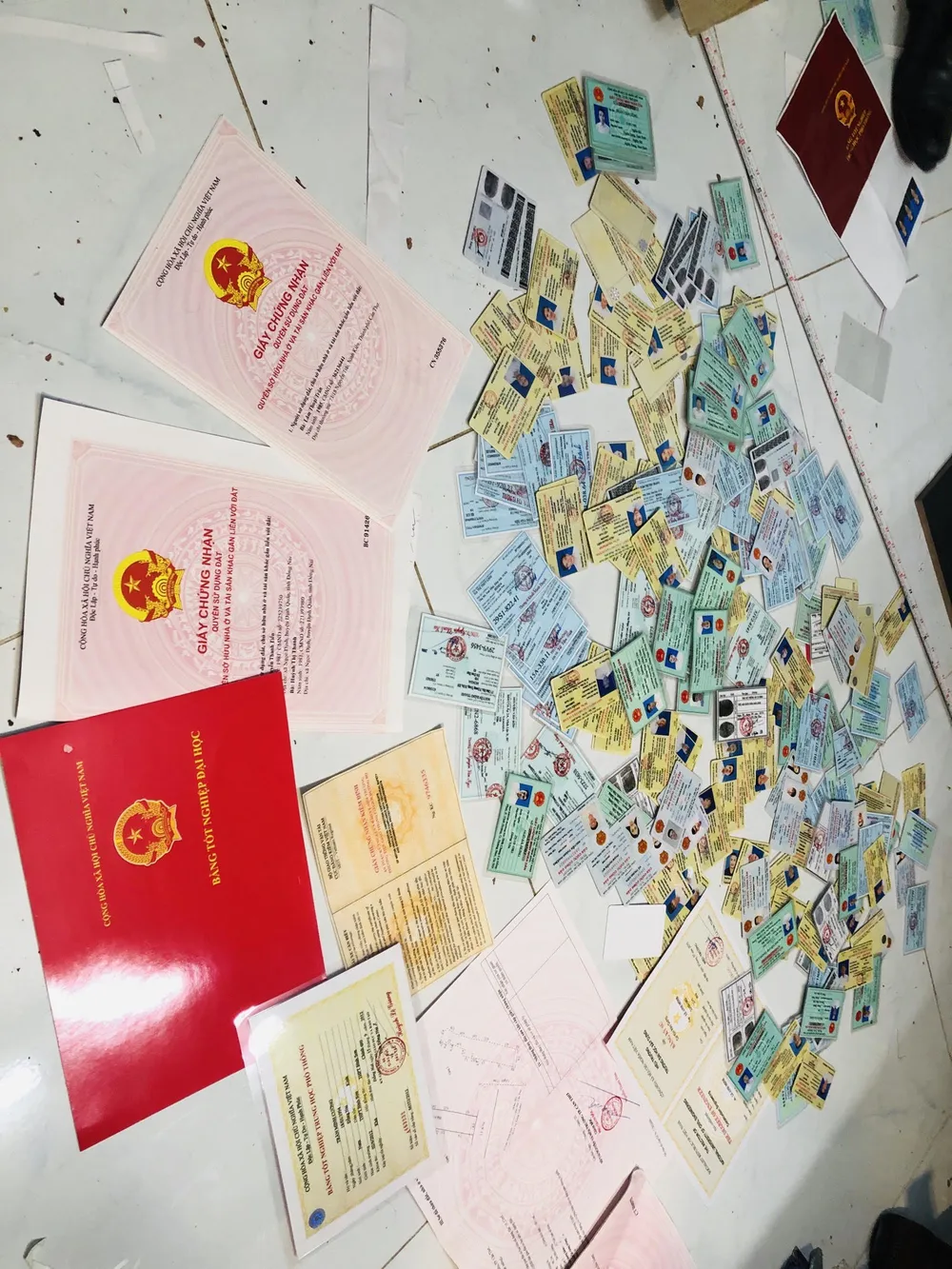 Điều chưa kể về đường dây mua bán, sản xuất giấy tờ giả quy mô lớn ở TPHCM và Đồng Nai ảnh 2