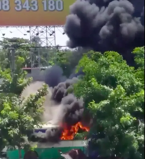 Cháy bãi giữ xe ở Bình Chánh, khói đen bốc cao hàng chục mét ảnh 3