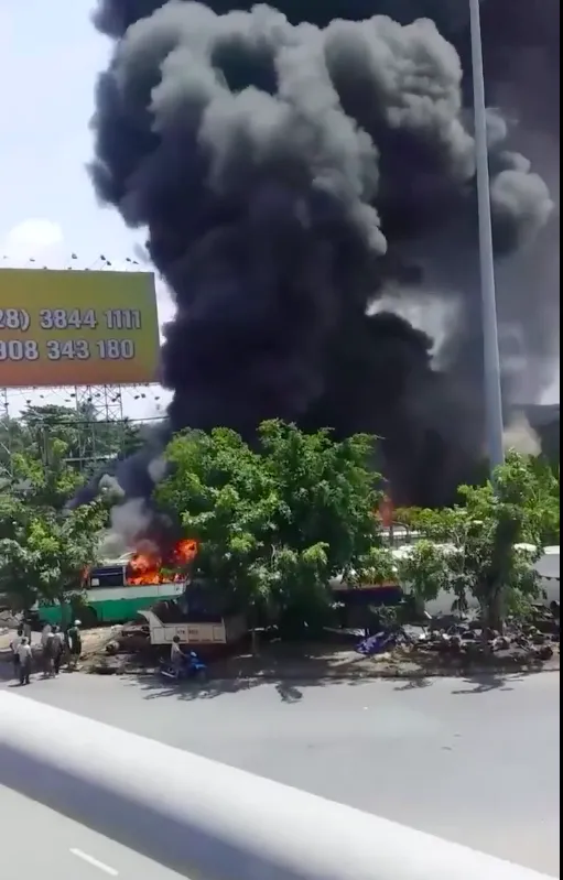 Cháy bãi giữ xe ở Bình Chánh, khói đen bốc cao hàng chục mét ảnh 2