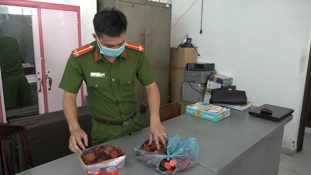 Bắt nhóm đối tượng chuyên làm bằng cấp giả ở quận 12 ảnh 2