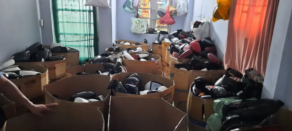 Triệt phá đường dây trộm cắp, tiêu thụ gương chiếu hậu xe ô tô cực lớn ở TPHCM ảnh 4