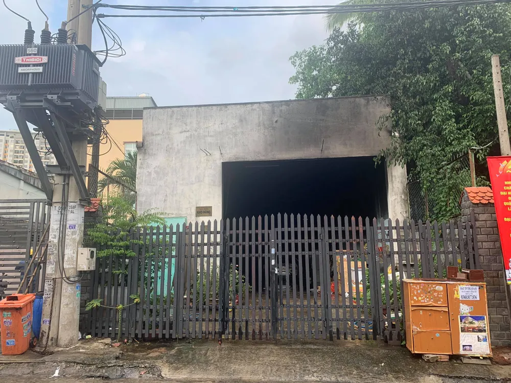 Cháy kho chứa phụ tùng ở quận Thủ Đức, khói đen bốc cao hàng chục mét  ảnh 1