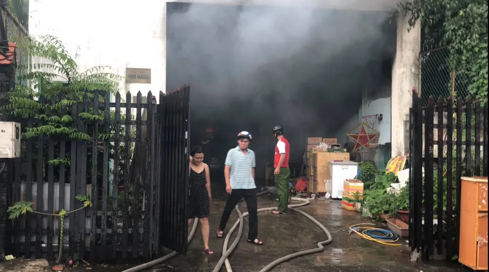 Cháy kho chứa phụ tùng ở quận Thủ Đức, khói đen bốc cao hàng chục mét  ảnh 8