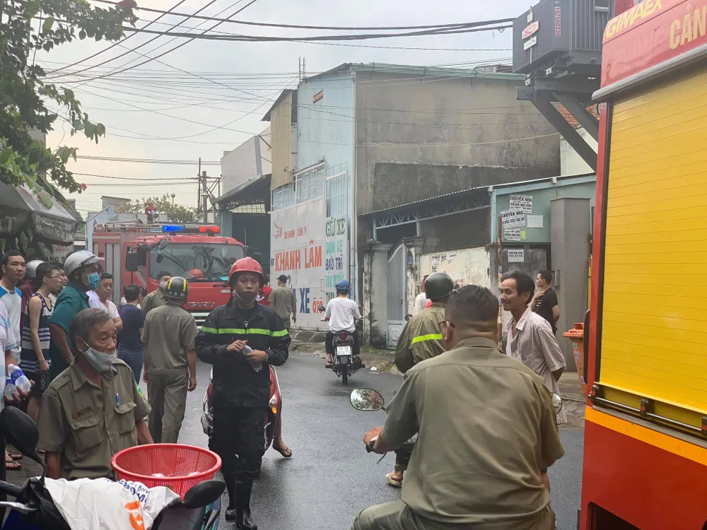 Cháy kho chứa phụ tùng ở quận Thủ Đức, khói đen bốc cao hàng chục mét  ảnh 5