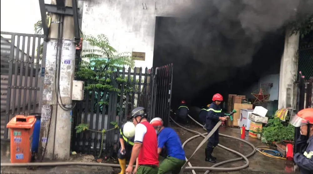 Cháy kho chứa phụ tùng ở quận Thủ Đức, khói đen bốc cao hàng chục mét  ảnh 3