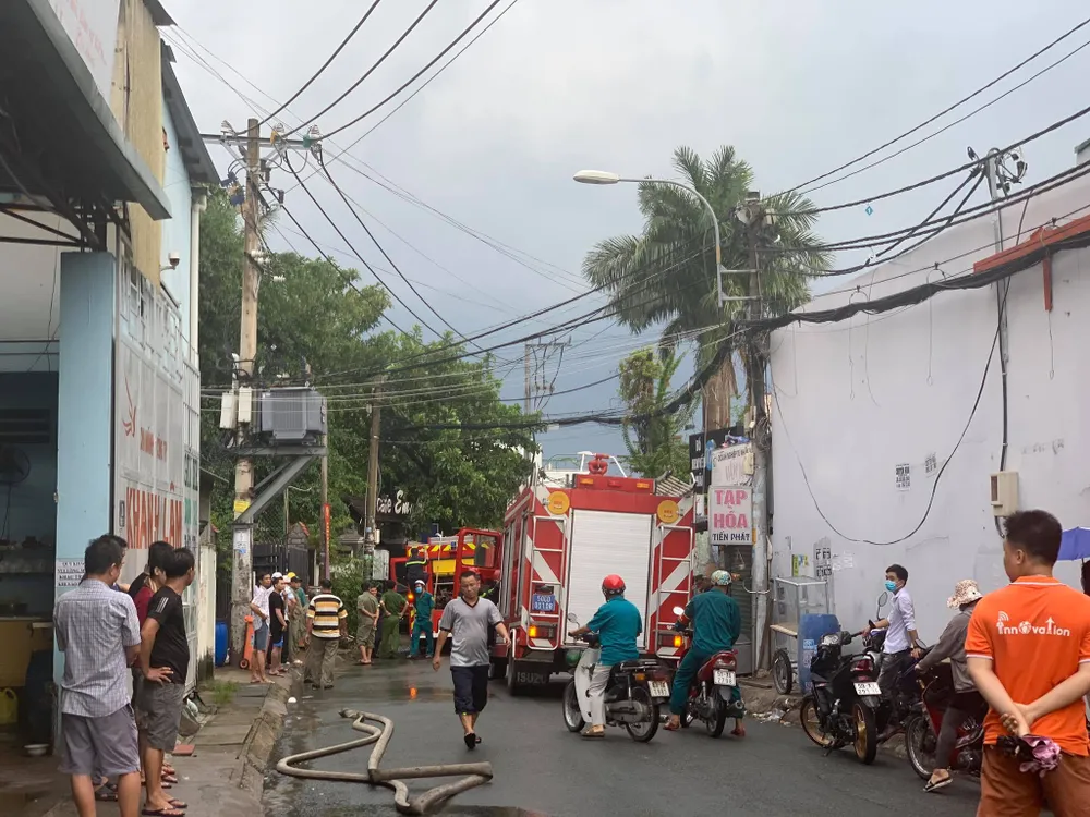 Cháy kho chứa phụ tùng ở quận Thủ Đức, khói đen bốc cao hàng chục mét  ảnh 7