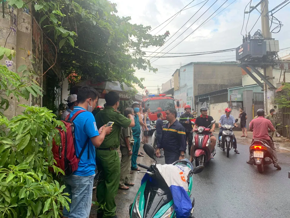 Cháy kho chứa phụ tùng ở quận Thủ Đức, khói đen bốc cao hàng chục mét  ảnh 6