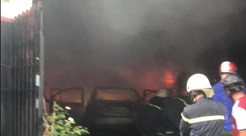 Cháy kho chứa phụ tùng ở quận Thủ Đức, khói đen bốc cao hàng chục mét  ảnh 9