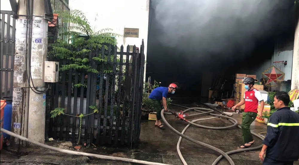 Cháy kho chứa phụ tùng ở quận Thủ Đức, khói đen bốc cao hàng chục mét  ảnh 4