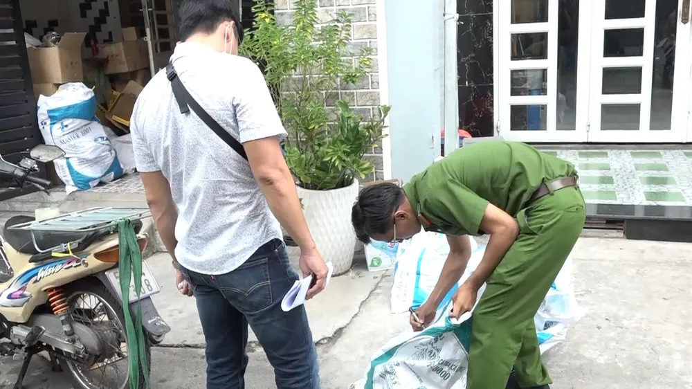 Phá đường dây làm giả phụ tùng xe máy cực lớn ở TPHCM ảnh 2