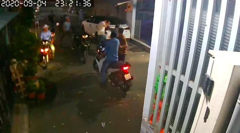 Nhóm “giang hồ” dùng hung khí xông vào nhà dân đánh người ảnh 2