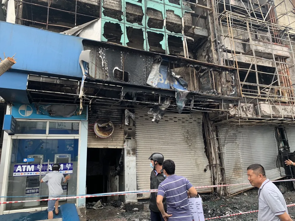 Cháy lớn lúc rạng sáng ở Gò Vấp, 2 căn nhà cùng nhiều tài sản bị thiêu rụi  ảnh 3