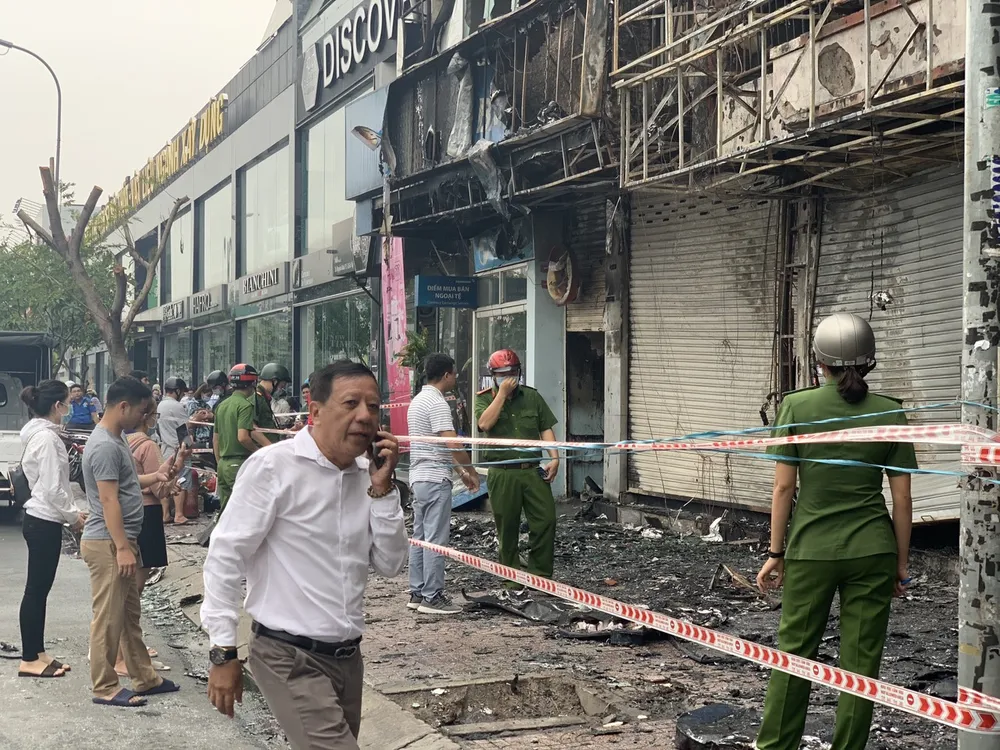 Cháy lớn lúc rạng sáng ở Gò Vấp, 2 căn nhà cùng nhiều tài sản bị thiêu rụi  ảnh 5