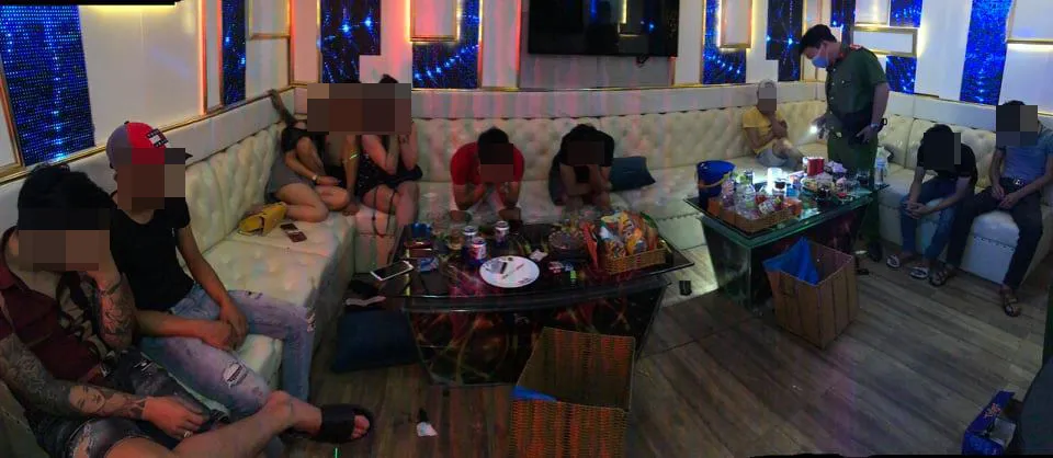 Kiểm tra 2 quán karaoke ở quận Bình Tân phát hiện 33 “dân chơi” dương tính với chất ma túy ảnh 2