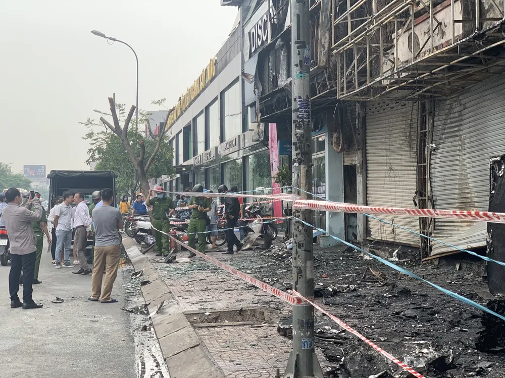 Cháy lớn lúc rạng sáng ở Gò Vấp, 2 căn nhà cùng nhiều tài sản bị thiêu rụi  ảnh 9