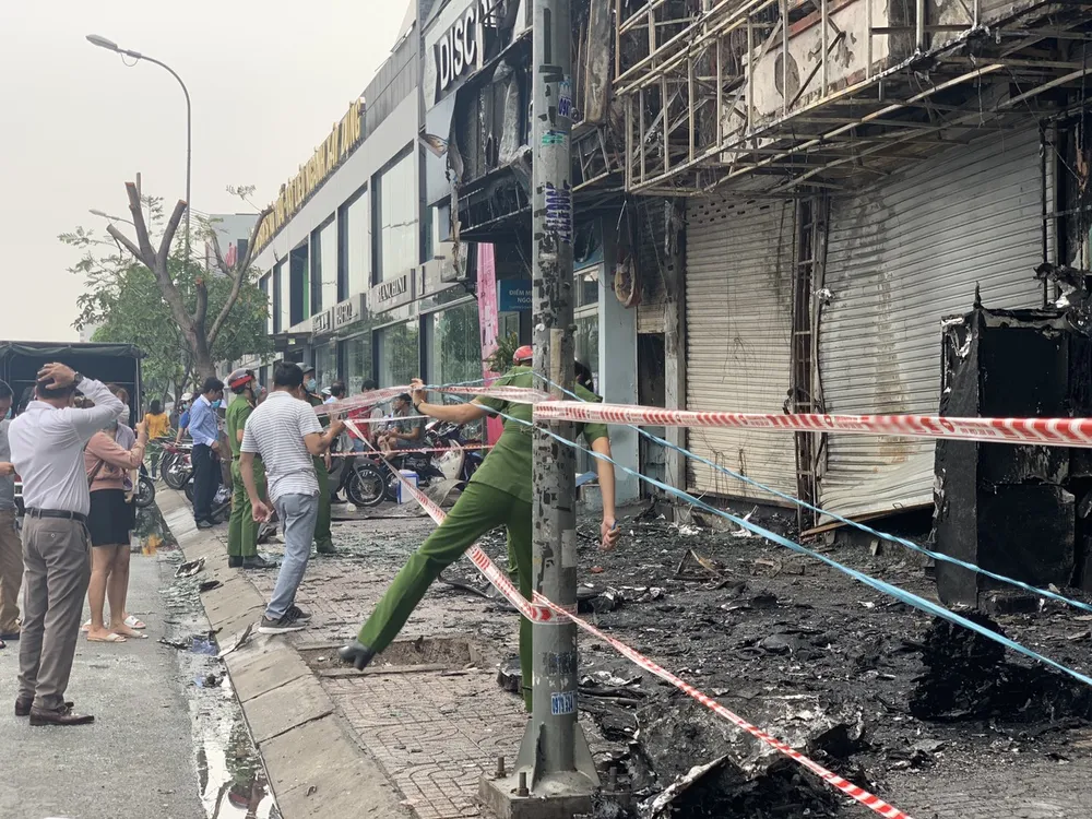 Cháy lớn lúc rạng sáng ở Gò Vấp, 2 căn nhà cùng nhiều tài sản bị thiêu rụi  ảnh 13