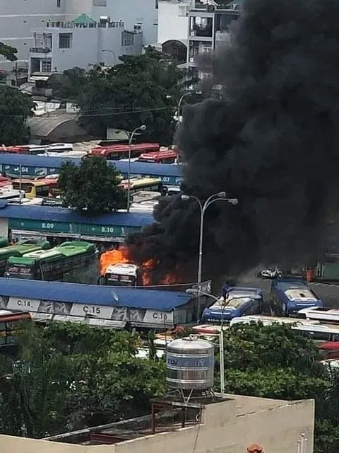 Xe khách trong bến xe miền Đông bốc cháy giữa trưa ảnh 3