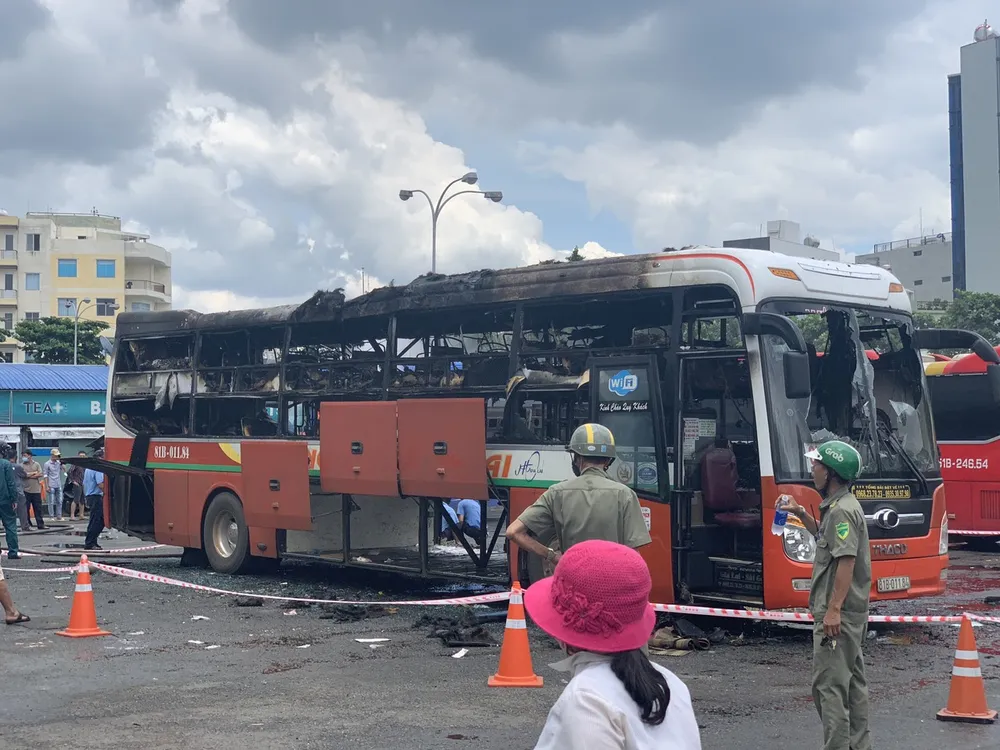 Xe khách trong bến xe miền Đông bốc cháy giữa trưa ảnh 5