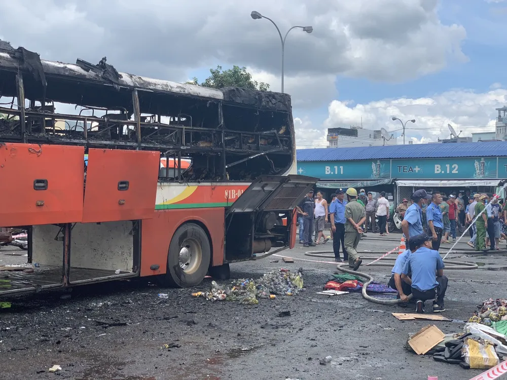 Xe khách trong bến xe miền Đông bốc cháy giữa trưa ảnh 1