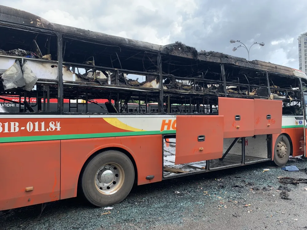 Xe khách trong bến xe miền Đông bốc cháy giữa trưa ảnh 6