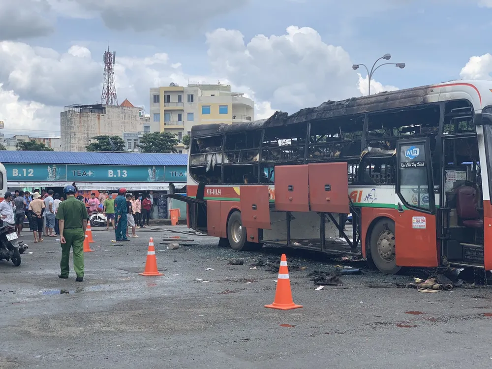 Xe khách trong bến xe miền Đông bốc cháy giữa trưa ảnh 2