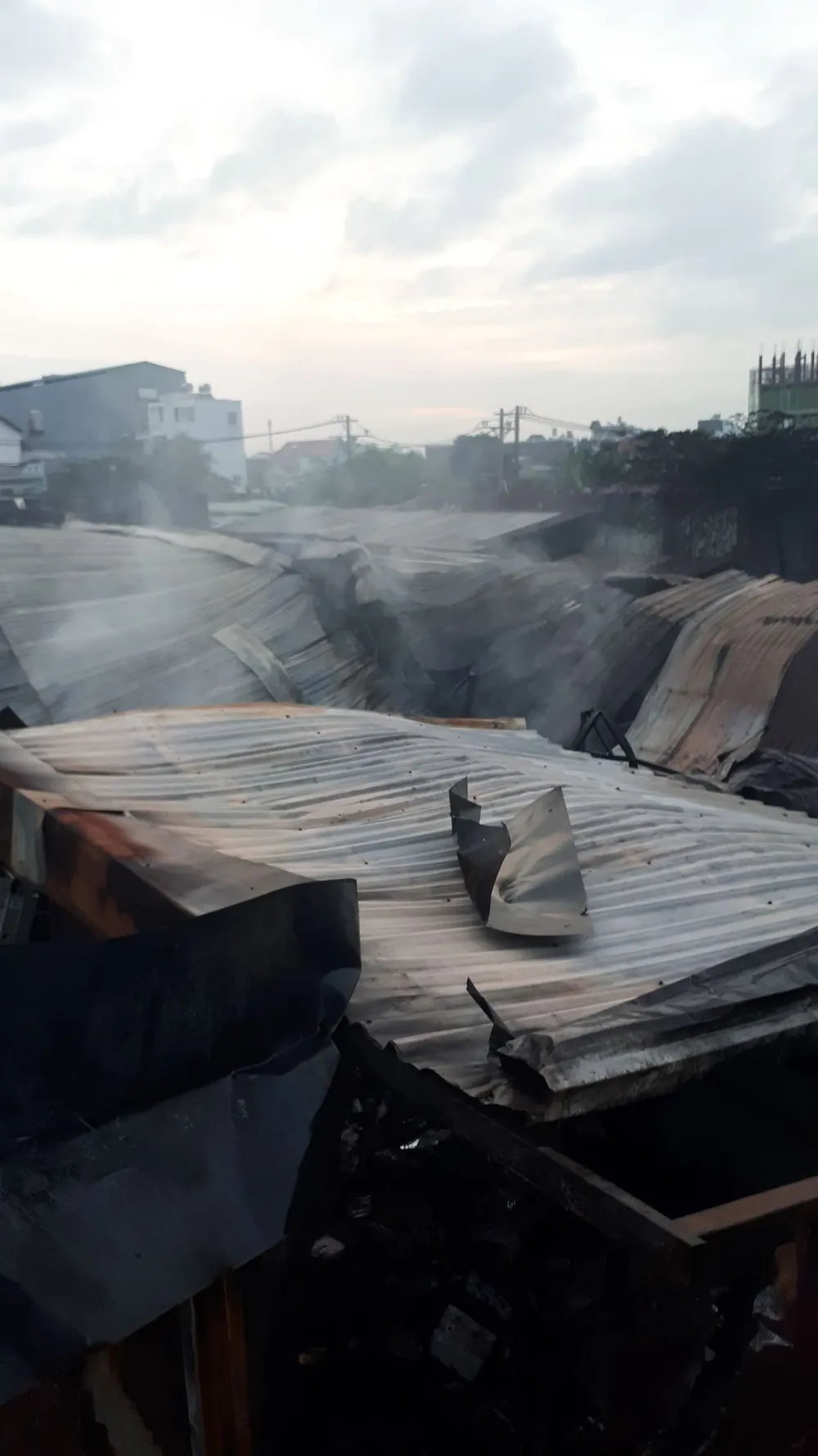 Nhiều nhà dân và hơn 10 phòng trọ ở quận 9 bị lửa thiêu rụi  ảnh 1