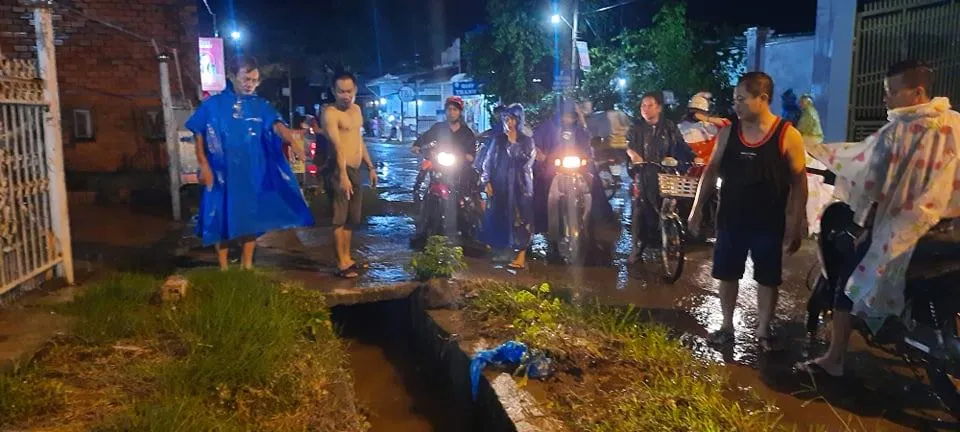 Một người rớt xuống cống thoát nước bị cuốn mất tích trong cơn mưa ảnh 1