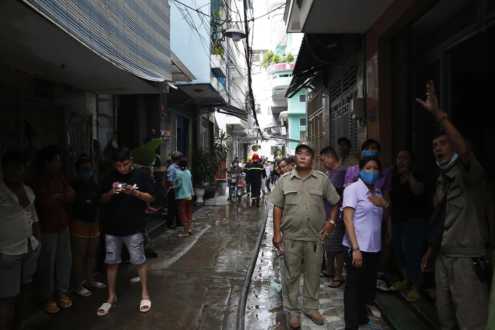 Một chiến sĩ cảnh sát PCCC bị thương khi chữa cháy ở nhà dân ảnh 2