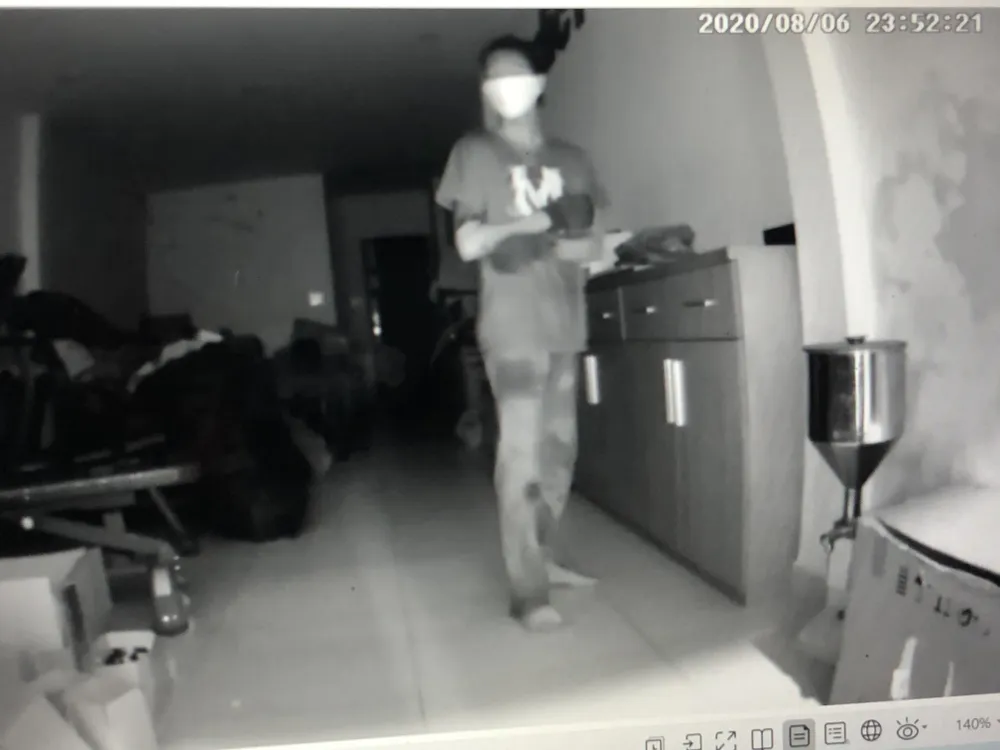 Thiếu niên táo tợn đột nhập tòa nhà trộm cắp và để quên súng ảnh 3