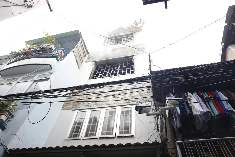 Một chiến sĩ cảnh sát PCCC bị thương khi chữa cháy ở nhà dân ảnh 1