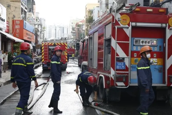 Một chiến sĩ cảnh sát PCCC bị thương khi chữa cháy ở nhà dân ảnh 3