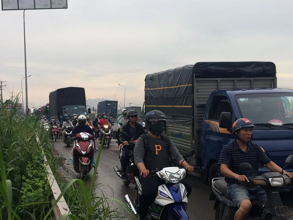 Tông vào đuôi xe tải, tài xế xe khách tử vong trên vô lăng ảnh 2