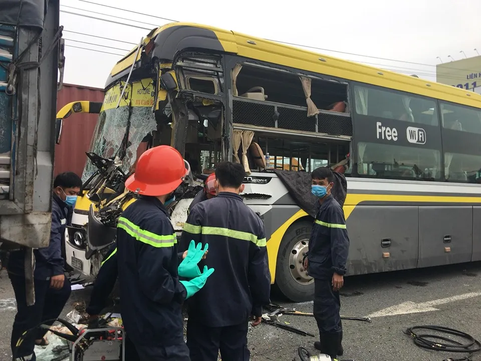 Tông vào đuôi xe tải, tài xế xe khách tử vong trên vô lăng ảnh 1