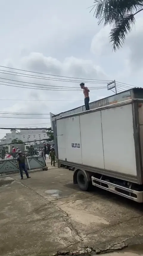 Khống chế người đàn ông nghi ngáo đá leo lên xe tải làm náo loạn khu dân cư ảnh 1