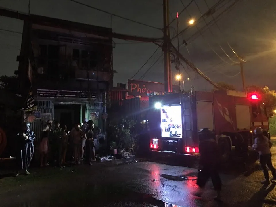 Cháy nhà dân cạnh quán phở ở quận 9, nhiều người bỏ chạy thoát thân ảnh 3