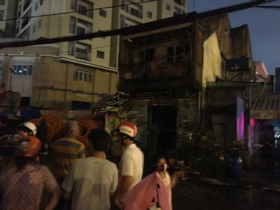 Cháy nhà dân cạnh quán phở ở quận 9, nhiều người bỏ chạy thoát thân ảnh 2