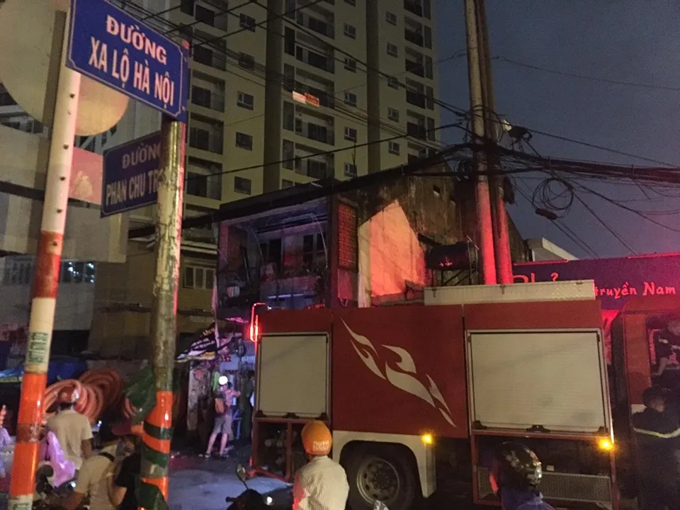 Cháy nhà dân cạnh quán phở ở quận 9, nhiều người bỏ chạy thoát thân ảnh 1