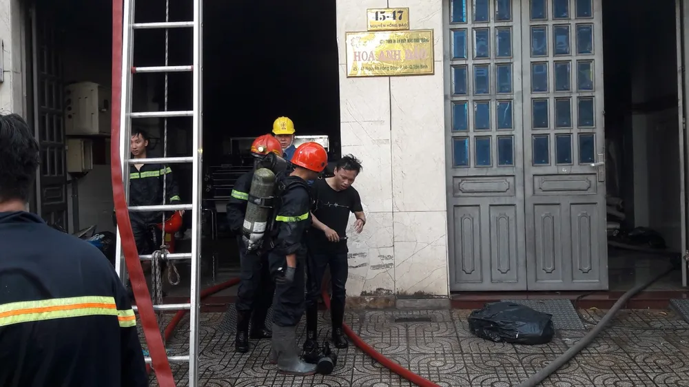 Giải cứu 2 người mắc kẹt trong đám cháy ở công ty tại quận Tân Bình ảnh 6