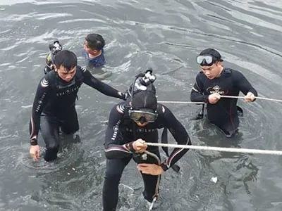 Tìm thấy thi thể người đàn ông nhảy cầu Nguyễn Văn Cừ ảnh 2