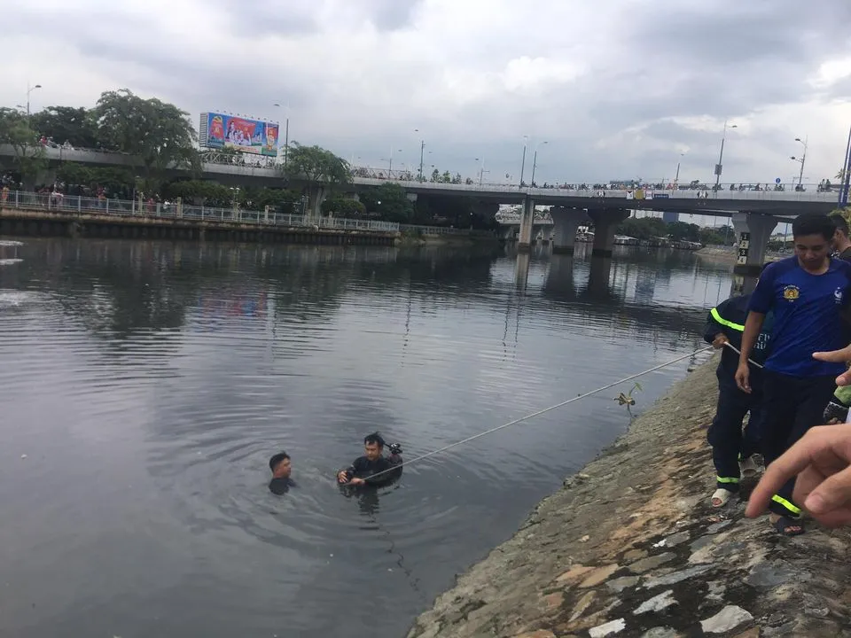 Tìm thấy thi thể người đàn ông nhảy cầu Nguyễn Văn Cừ ảnh 1