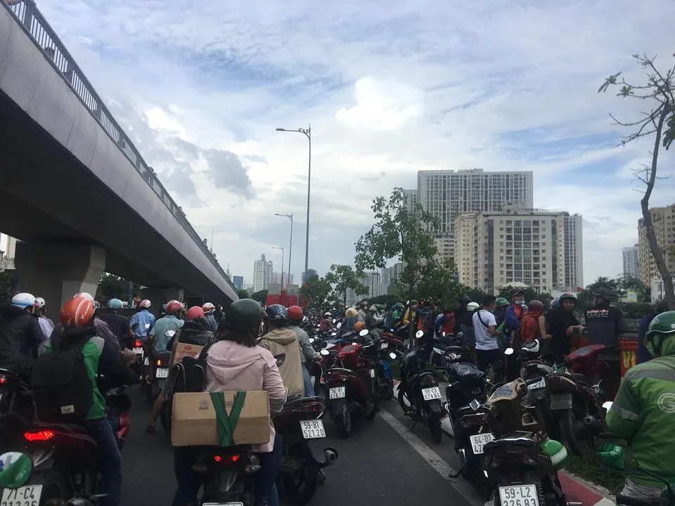 Tìm thấy thi thể người đàn ông nhảy cầu Nguyễn Văn Cừ ảnh 4