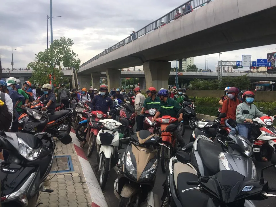 Tìm thấy thi thể người đàn ông nhảy cầu Nguyễn Văn Cừ ảnh 3