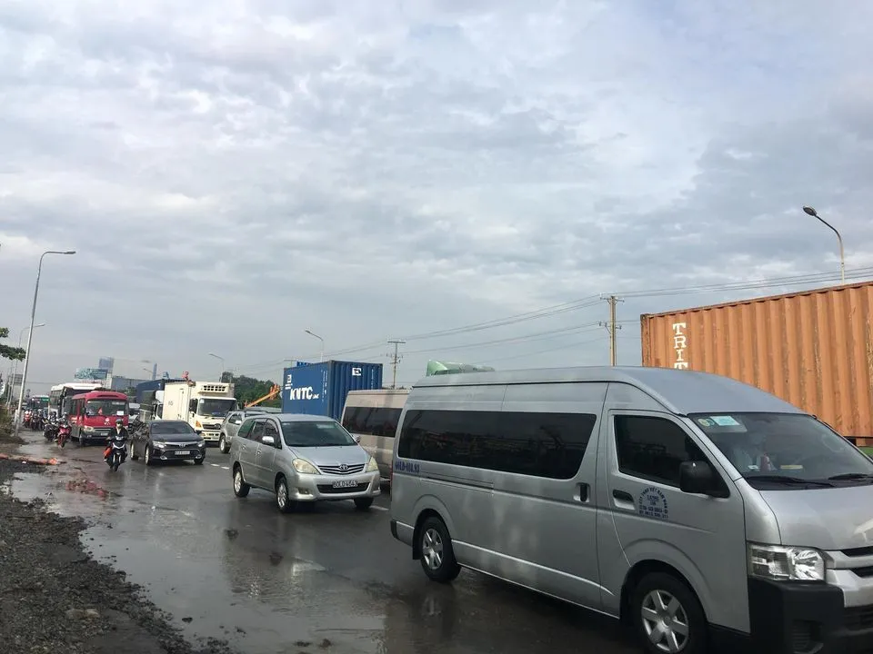 Tông vào đuôi xe container, tài xế kẹt trong cabin ảnh 2