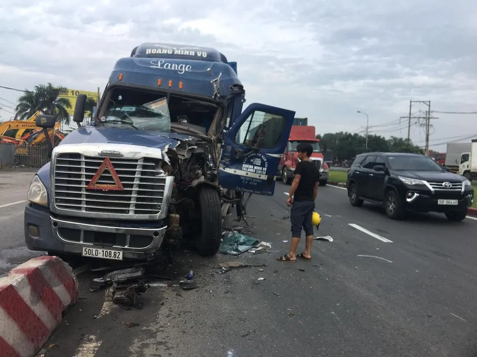 Tông vào đuôi xe container, tài xế kẹt trong cabin ảnh 1