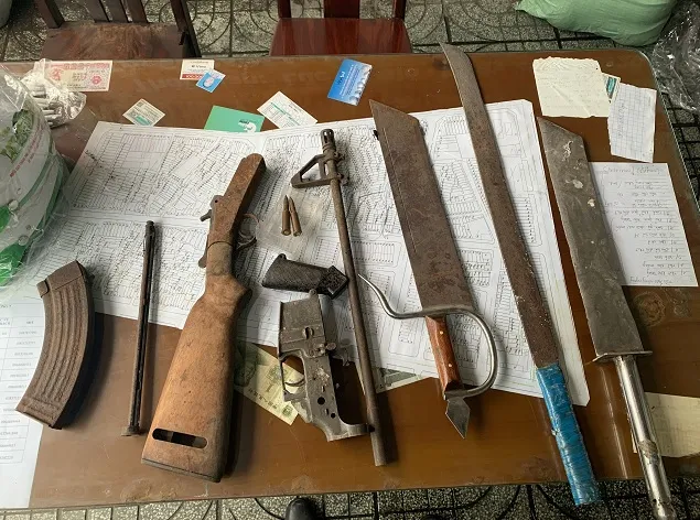 Công an tặng nón bảo hiểm, bánh… cho người dân khi giao nộp vũ khí ảnh 2