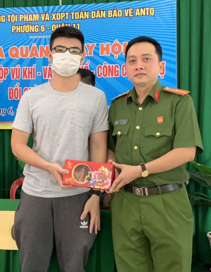 Công an tặng nón bảo hiểm, bánh… cho người dân khi giao nộp vũ khí ảnh 1