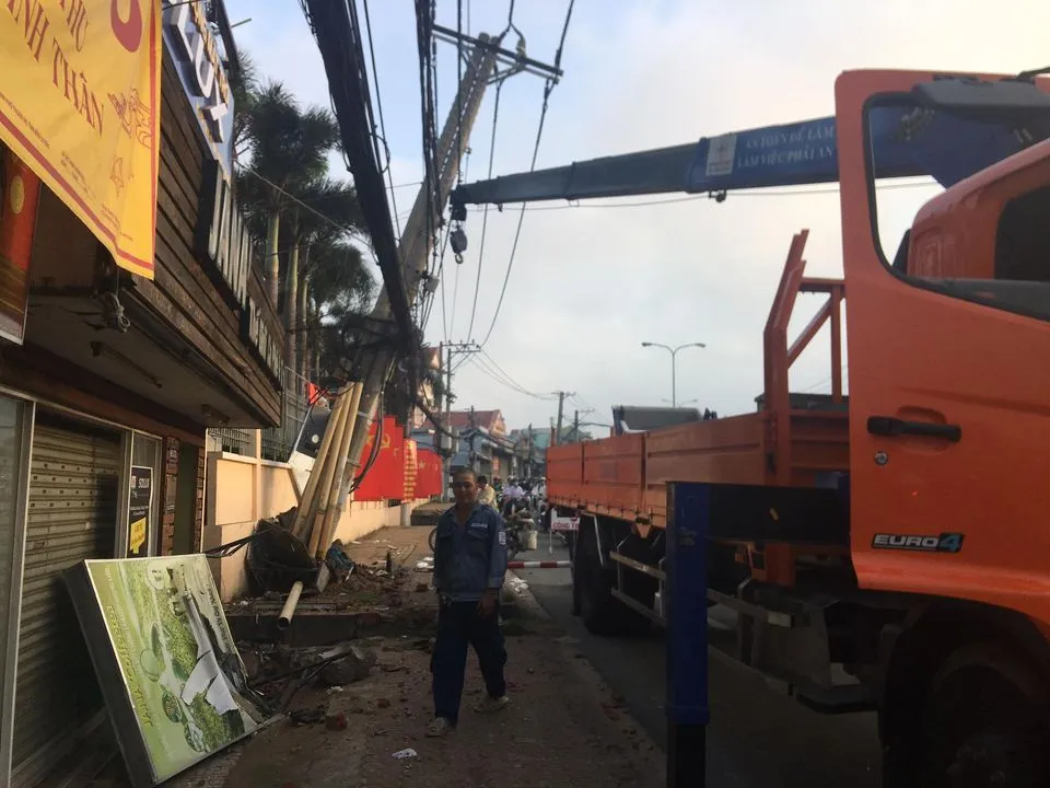 Kẻ trộm lái xe 4 chỗ tông gãy cột điện, hàng trăm nhà dân bị ảnh hưởng ảnh 1